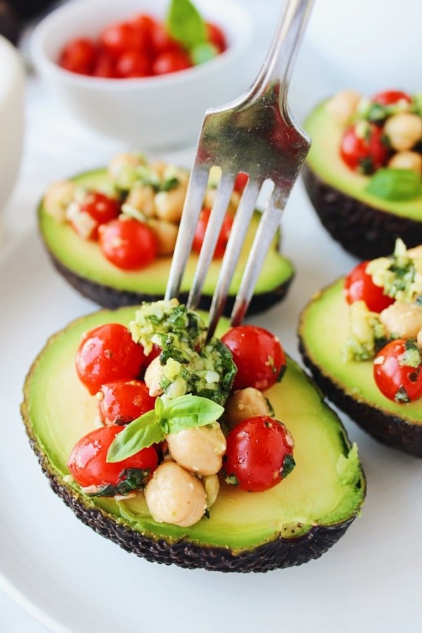 Stuffed Avocados With Pesto Tomatoes And Chickpeas A Saucy Kitchen 2184