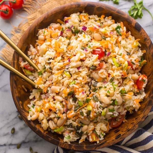 Mediterranean-Rice-Salad in a wooden bowl